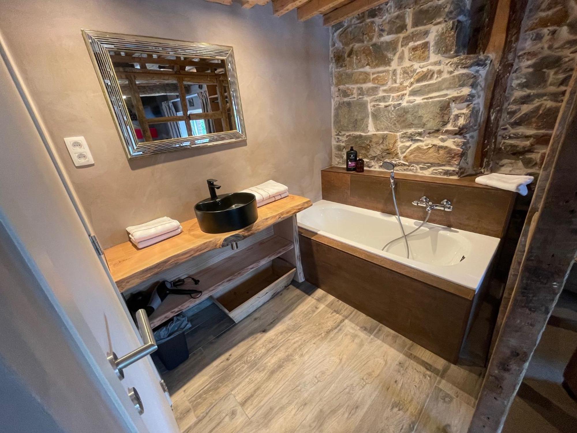 Les Chambres De Laurette Spa Luaran gambar